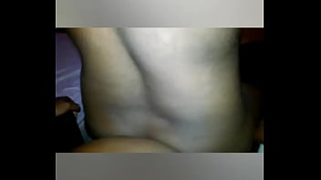 Preta sentando com o rabo