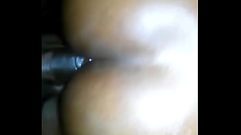 Preta sentando com o rabo