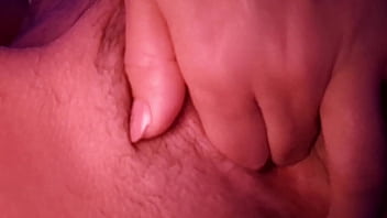 A la morena sexy le encanta masturbarse el coño todas las mañanas