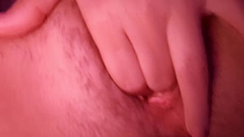 A la morena sexy le encanta masturbarse el coño todas las mañanas