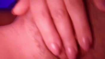 A la morena sexy le encanta masturbarse el coño todas las mañanas