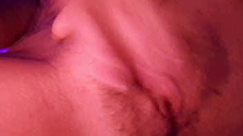 A la morena sexy le encanta masturbarse el coño todas las mañanas