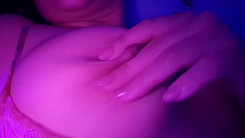 A la morena sexy le encanta masturbarse el coño todas las mañanas