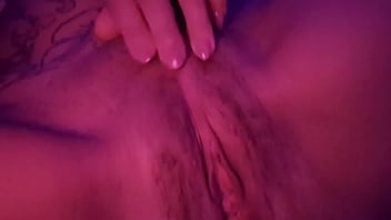 A la morena sexy le encanta masturbarse el coño todas las mañanas