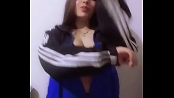 Mariana moviendo su culo