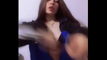 Mariana moviendo su culo