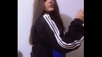 Mariana moviendo su culo