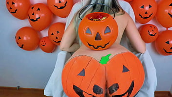 Doces ou rola dura loira fode com negro dotado em noite de halloween