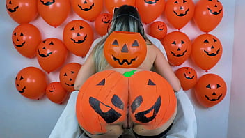 Doces ou rola dura loira fode com negro dotado em noite de halloween