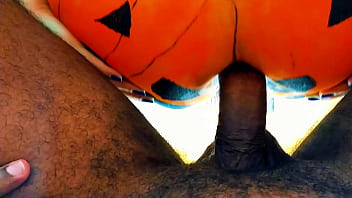 Doces ou rola dura loira fode com negro dotado em noite de halloween