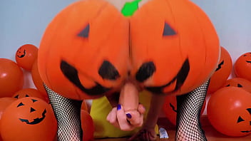 Doces ou rola dura loira fode com negro dotado em noite de halloween