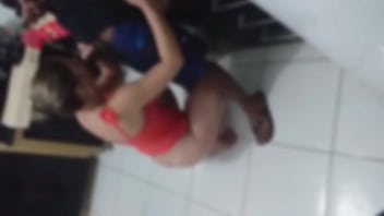 Alineteless esquece de colocar a máscara e revela sua identidade