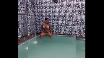 Novinha carioca de fio dental mergulhando e se deliciando na piscina