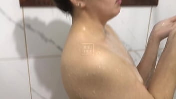 Fiz um boquete macio e quente durante o banho até ficar coberta de porra