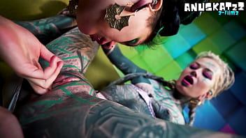 Inexperienced tattooed hippie babe gets her first anal lesson from a kinky alt pornstar