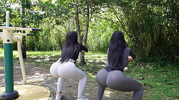 Mi amiga y yo nos follamos el culo al mismo tiempo