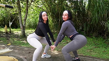 Mi amiga y yo nos follamos el culo al mismo tiempo