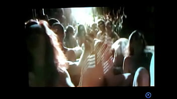 Atores despindo o público