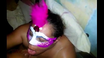 Socando na garganta e gozando