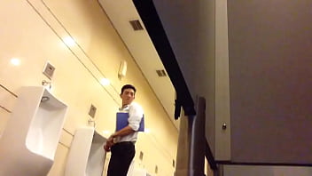 Anh Văn Phòng Sục Cu Trong Toilet Vincommov thumbnail