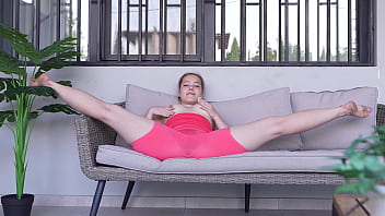 Big booty ex ballerina spreads legs wide to show her wet cunt