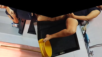 Cuando no hay nadie en casa y me masturbo con mi hermanastra en la sala que rico