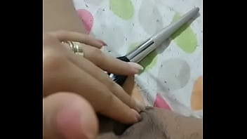 Esposa gemendo massageando até gozar