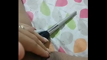 Esposa gemendo massageando até gozar