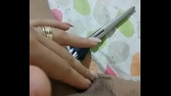 Esposa gemendo massageando até gozar