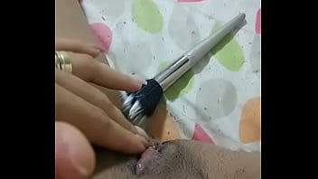 Esposa gemendo massageando até gozar