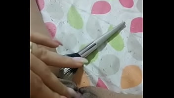 Esposa gemendo massageando até gozar