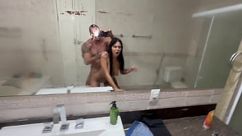 Novinha casada vai pro banheiro dar pro amante enquanto o marido cochila no quarto