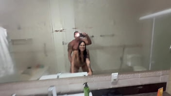 Novinha casada vai pro banheiro dar pro amante enquanto o marido cochila no quarto