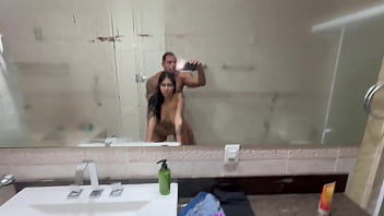 Novinha casada vai pro banheiro dar pro amante enquanto o marido cochila no quarto