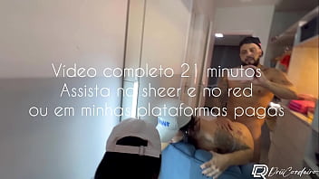 Comi a rabuda da academia no closet de seu quarto antes do treino