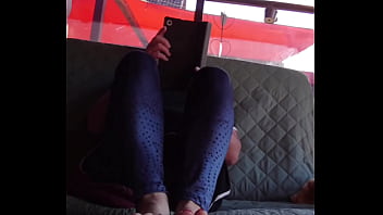 Barfuß auf dem verandatisch