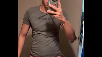 Alguien que se arrodille y me mame el trozo no me he venido en un mes y tengo los huevos bien cargados de leche