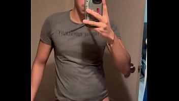 Alguien que se arrodille y me mame el trozo no me he venido en un mes y tengo los huevos bien cargados de leche