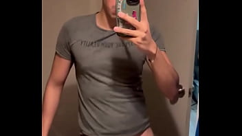 Alguien que se arrodille y me mame el trozo no me he venido en un mes y tengo los huevos bien cargados de leche