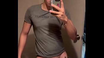 Alguien que se arrodille y me mame el trozo no me he venido en un mes y tengo los huevos bien cargados de leche