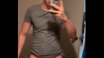 Alguien que se arrodille y me mame el trozo no me he venido en un mes y tengo los huevos bien cargados de leche