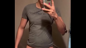 Alguien que se arrodille y me mame el trozo no me he venido en un mes y tengo los huevos bien cargados de leche