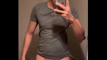 Alguien que se arrodille y me mame el trozo no me he venido en un mes y tengo los huevos bien cargados de leche