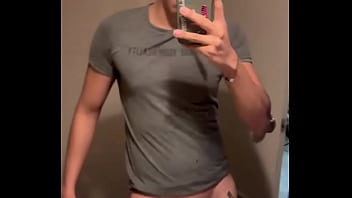 Alguien que se arrodille y me mame el trozo no me he venido en un mes y tengo los huevos bien cargados de leche