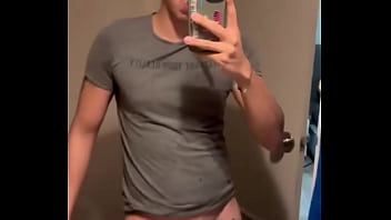 Alguien que se arrodille y me mame el trozo no me he venido en un mes y tengo los huevos bien cargados de leche