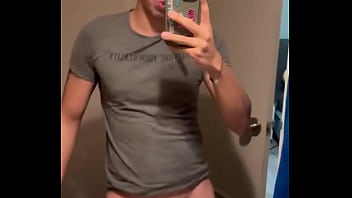 Alguien que se arrodille y me mame el trozo no me he venido en un mes y tengo los huevos bien cargados de leche