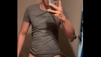 Alguien que se arrodille y me mame el trozo no me he venido en un mes y tengo los huevos bien cargados de leche