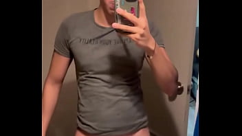 Alguien que se arrodille y me mame el trozo no me he venido en un mes y tengo los huevos bien cargados de leche