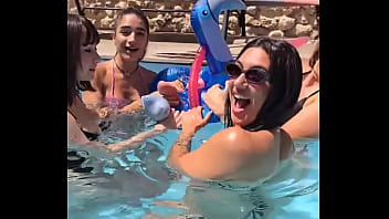 Réel vidéo n•74 orgie d’actrice x 4 filles gode ceinture double gode