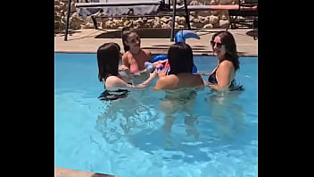 Réel vidéo n•74 orgie d’actrice x 4 filles gode ceinture double gode